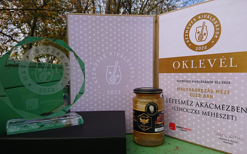 Lépesméz akácmézben